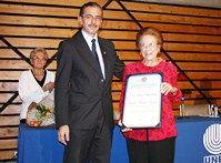 La Sra. María Eugenia Dengo recibiendo del Rector Rodrigo Arias el título del D. Honoris Causa 