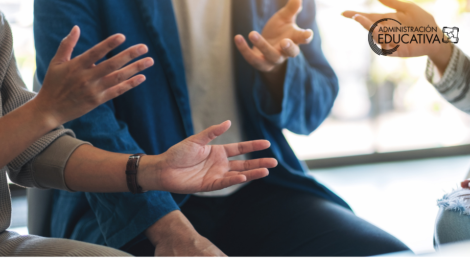Tres personas conversando