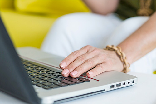 persona con computador